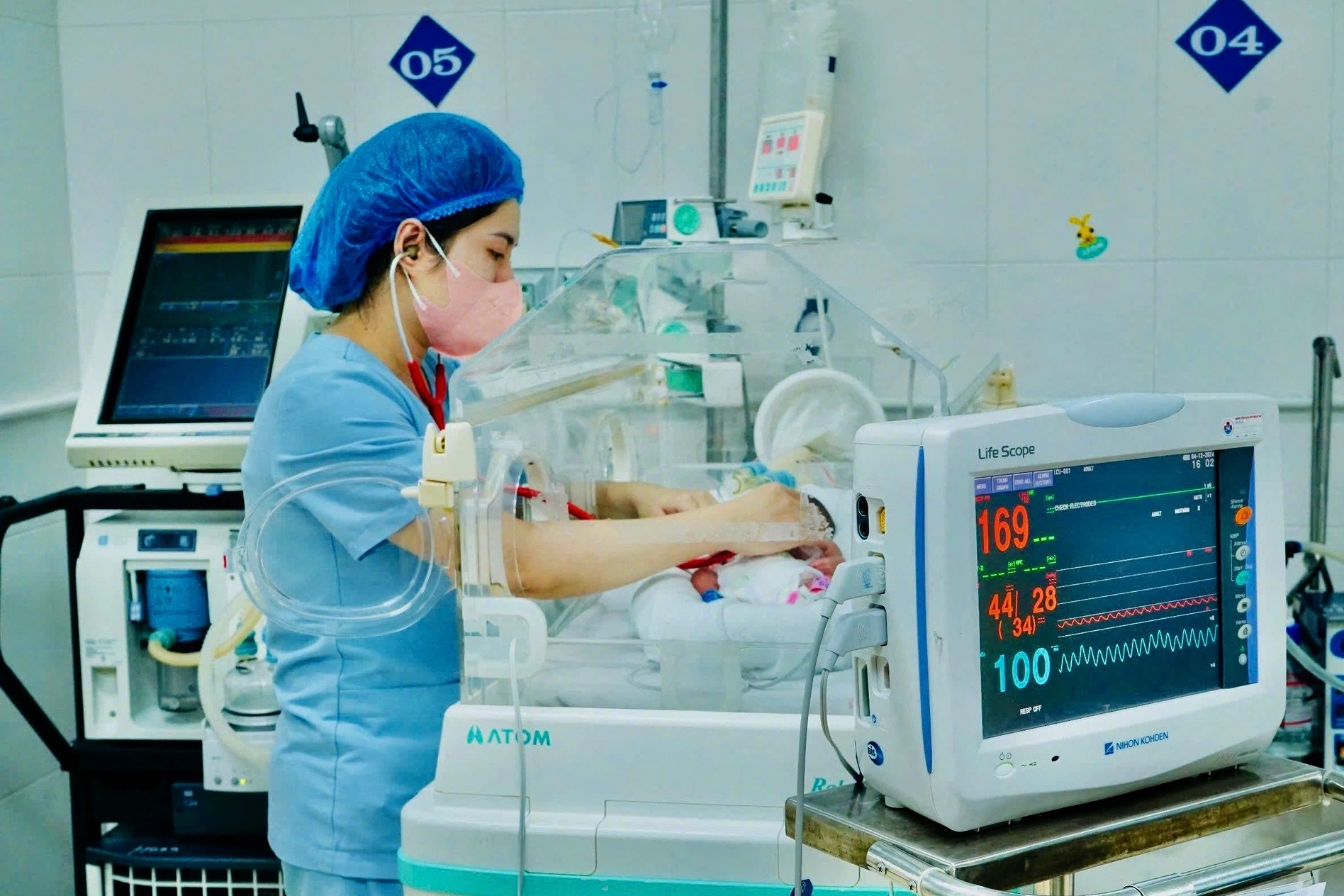 Bác sĩ kể 100 ngày chạy đua với tử thần cứu bé sinh non nặng hơn 5 lạng - 2 Bác sĩ kể 100 ngày chạy đua với tử thần cứu bé sinh non nặng hơn 5 lạng - 2