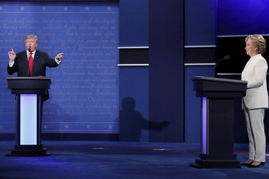 Trump, Clinton "ngó lơ" nhau trước khi tranh luận lần cuối