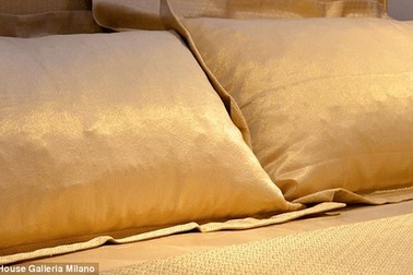 Bộ ga gối dệt vàng ở khách sạn sang chảnh có giá tới 5 tỷ đồng