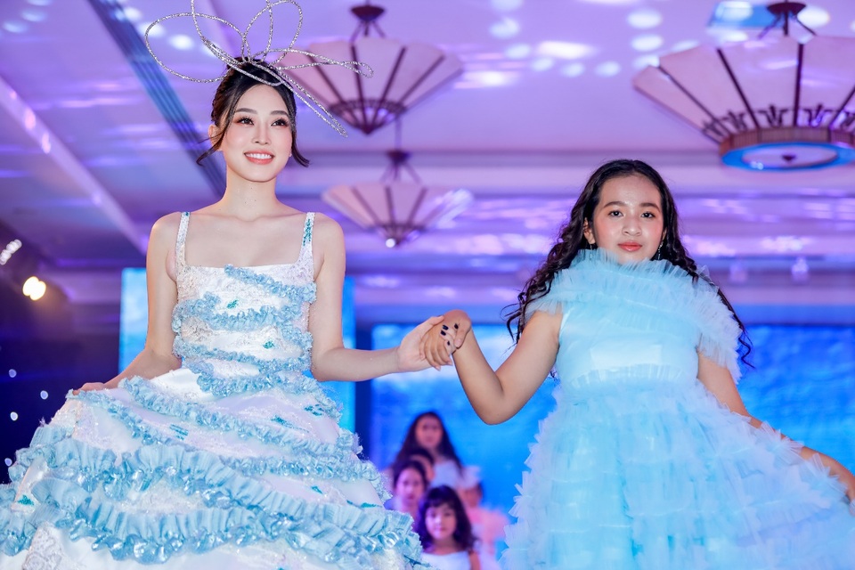 Hoa hậu Hương Giang tái xuất sàn diễn hậu scandal bị tẩy chay - 6