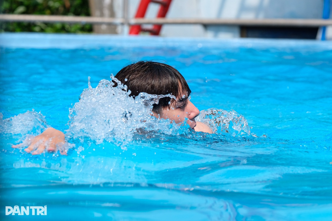 Người Hà Nội đổ xô tới công viên nước giải nhiệt cơn nóng bức đầu hè - 9 Người Hà Nội đổ xô tới công viên nước giải nhiệt cơn nóng bức đầu hè - 9