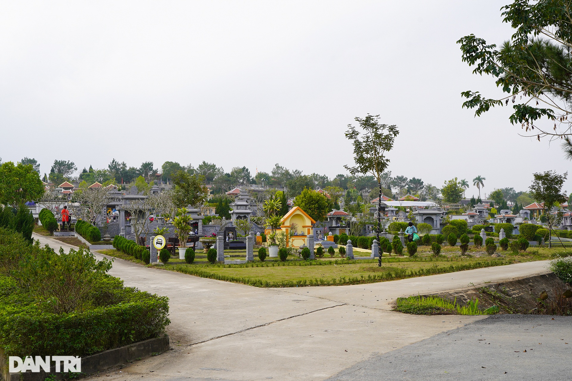 Người dân tấp nập đi tảo mộ dịp cuối năm - 1 Người dân tấp nập đi tảo mộ dịp cuối năm - 1