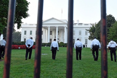 Kẻ đột nhập Nhà Trắng mang theo dao, vì sao Mật vụ không bắn?