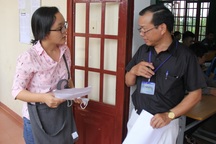 Thầy cô vào tận nhà vận động thí sinh mới cưới đi thi