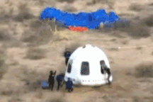 Tỷ phú Jeff Bezos vấp ngã khi vội đón hôn thê sau chuyến bay ngoài vũ trụ