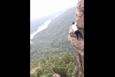 Clip “cô gái liều mạng trèo vách đá cheo leo để chụp ảnh” gây sốc tuần qua