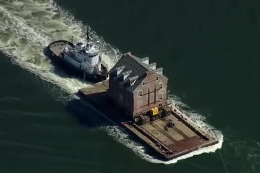 Di chuyển tòa nhà cổ 300 năm tuổi, nặng 400 tấn trên sông