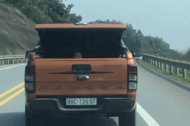 Em bé ngồi trong thùng xe bán tải chạy trên cao tốc hết sức nguy hiểm