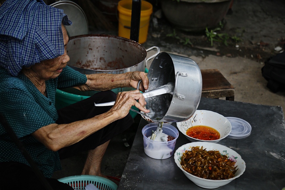 Cụ bà 84 tuổi dành nửa thế kỷ bán cháo đậu đỏ mưu sinh - 11 Cụ bà 84 tuổi dành nửa thế kỷ bán cháo đậu đỏ mưu sinh - 11
