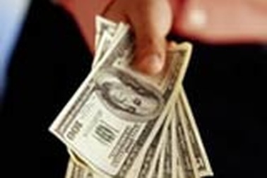 Giữ người bằng lương 