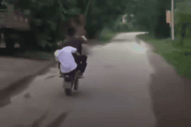 Thanh niên bốc đầu xe máy bị xử phạt 6 lỗi vi phạm