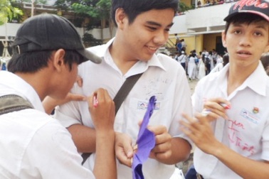 Học trò miền Tây bịn rịn chia tay cuối năm