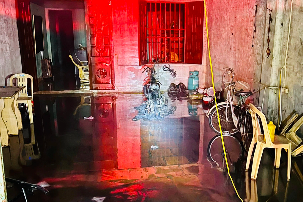 Cảnh sát giải cứu người đàn ông cố thủ bên trong ngôi nhà đang cháy - 1 Cảnh sát giải cứu người đàn ông cố thủ bên trong ngôi nhà đang cháy - 1