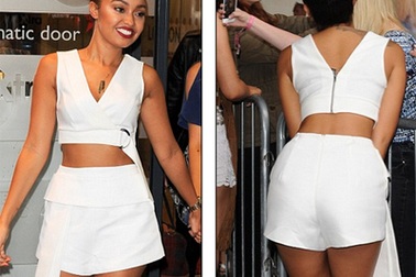 Ca sỹ Anh diện trang phục biểu diễn cực sexy