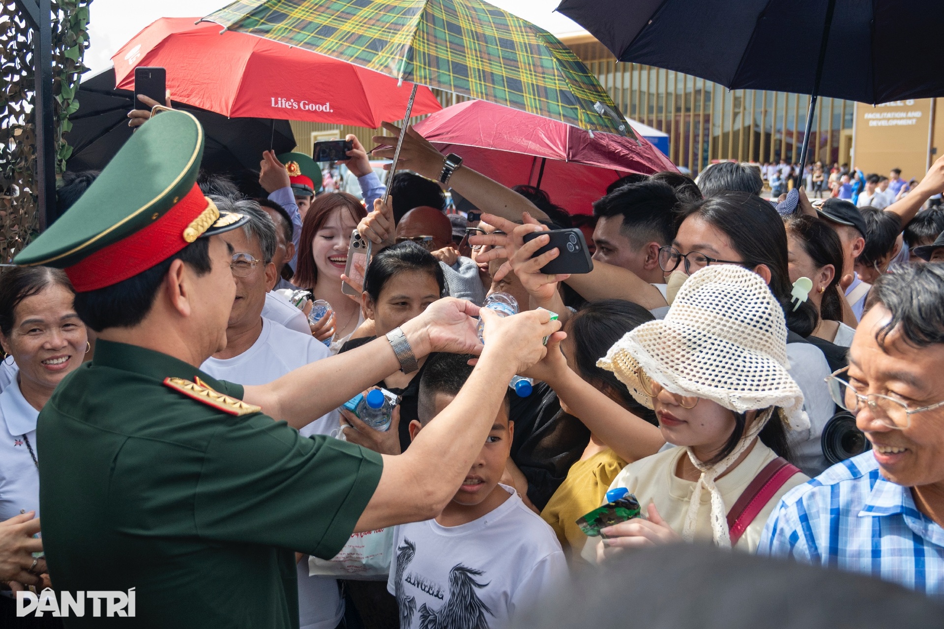 Đại tướng Phan Văn Giang trải nghiệm lái xe không kính đường Trường Sơn - 7