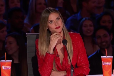 Mạo hiểm tính mạng giám khảo để trình diễn mô-tô