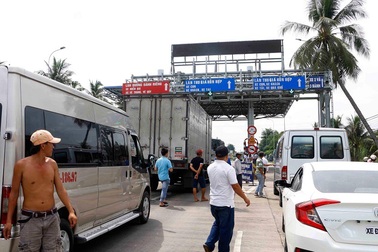 Tài xế lại tắt máy dừng xe phản đối trạm BOT không giảm giá như cam kết