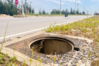 Hàng loạt nắp cống trên đường 210 tỷ đồng mới đưa vào sử dụng biến mất
