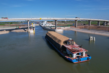 Trải nghiệm lái tàu gần 3.000 tấn qua kênh đào lớn nhất Việt Nam