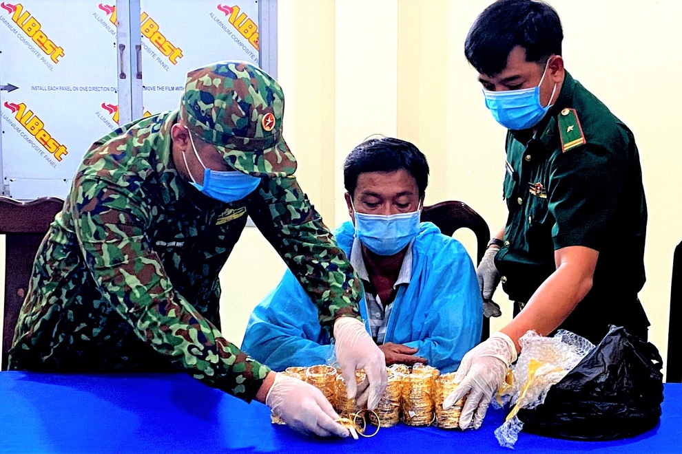 Người đàn ông vận chuyển hơn 2 kg kim loại nghi là vàng qua biên giới - 1 Người đàn ông vận chuyển hơn 2 kg kim loại nghi là vàng qua biên giới - 1
