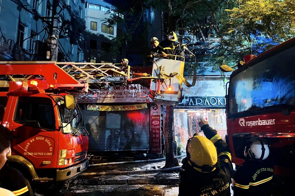 Những chiến sĩ kiệt sức sau đám cháy, đau đớn trước hy sinh của đồng đội - 10 Những chiến sĩ kiệt sức sau đám cháy, đau đớn trước hy sinh của đồng đội - 10