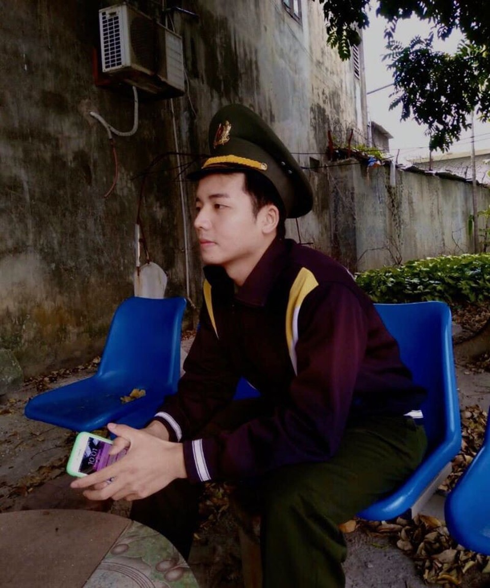 “Soái ca công an chốt kiểm dịch” vừa điển trai lại hát hay - 4 “Soái ca công an chốt kiểm dịch” vừa điển trai lại hát hay - 4