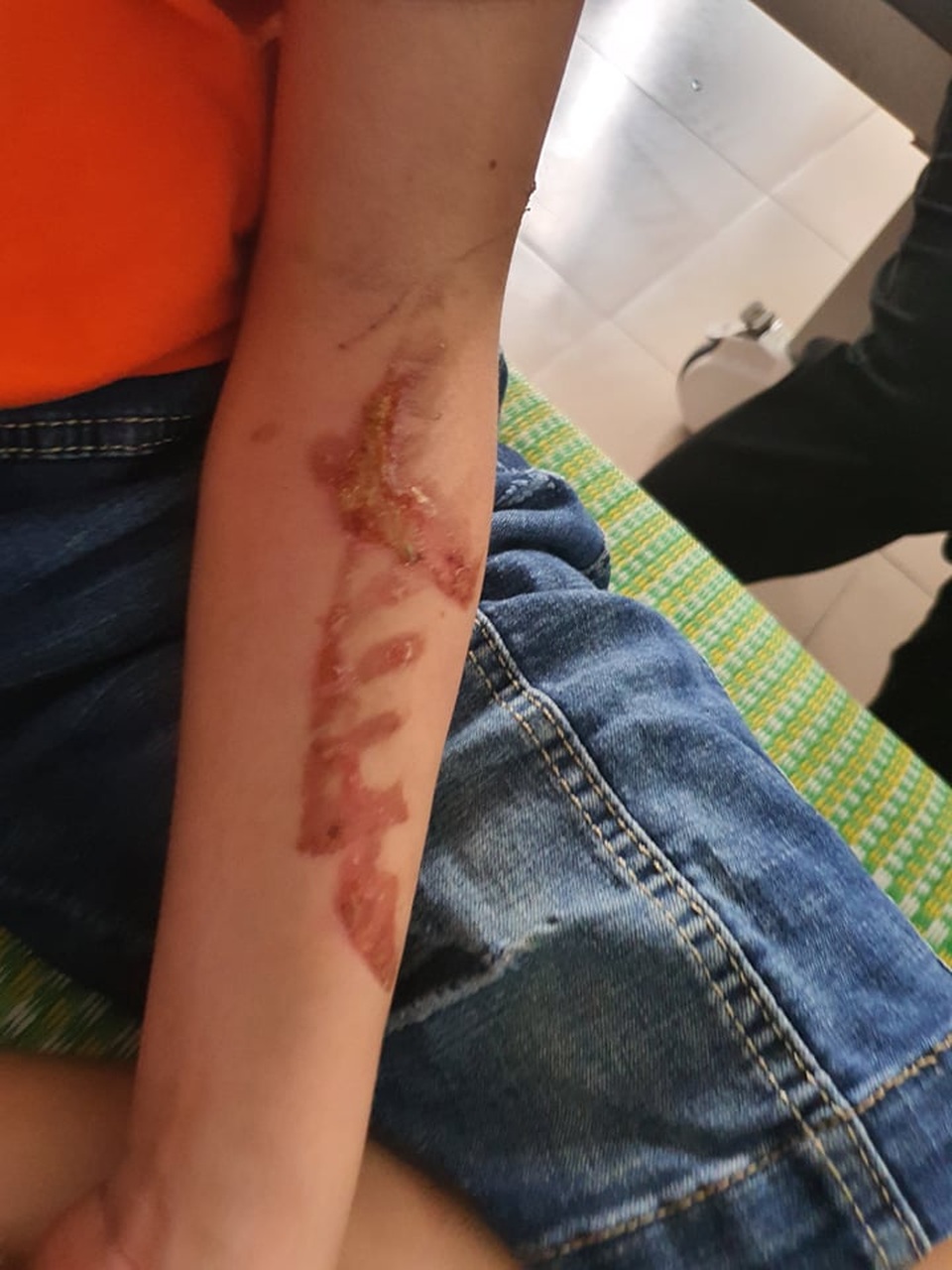 Nữ chủ quán bánh xèo: Nhân viên ăn vụng, ở bẩn... nên đánh để dạy dỗ (!?) - 3 Nữ chủ quán bánh xèo: Nhân viên ăn vụng, ở bẩn... nên đánh để dạy dỗ (!?) - 3