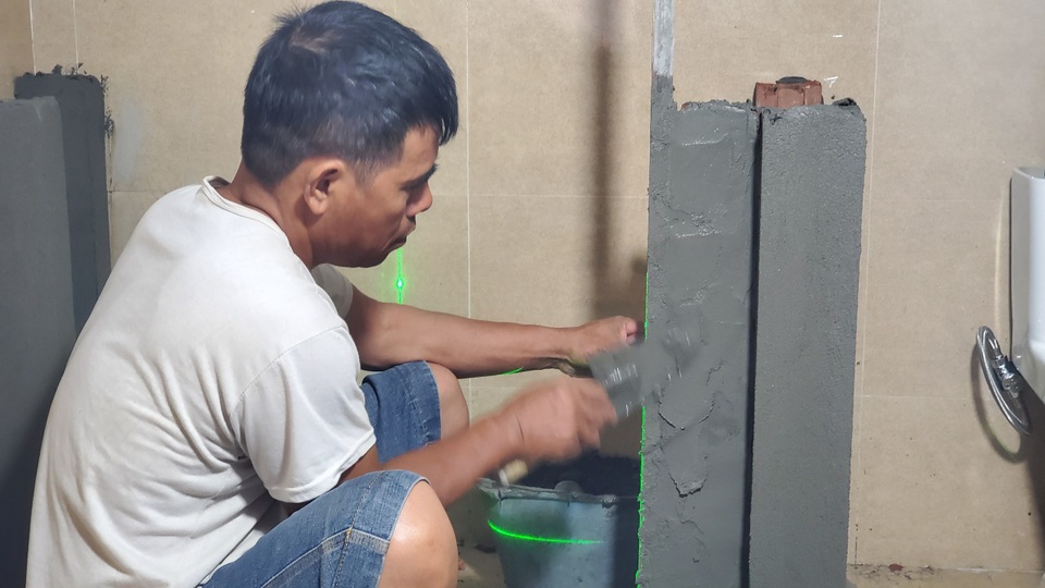 Chuyện nghề thợ xây, thu nhập ít nguy hiểm nhiều - 1 Chuyện nghề thợ xây, thu nhập ít nguy hiểm nhiều - 1