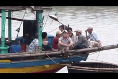 Phát hiện xác cá voi dài hơn 1,5m nặng khoảng 80kg trôi dạt vào cửa biển.