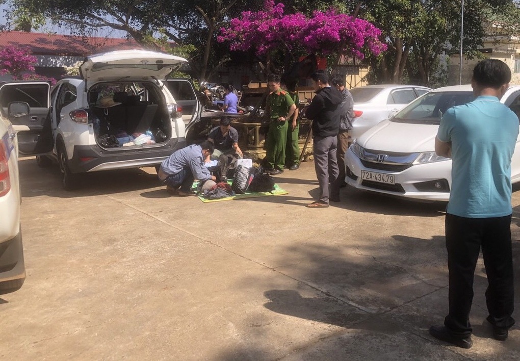 Khởi tố tài xế ô tô thông chốt, giật bảng tên của cảnh sát giao thông - 1 Khởi tố tài xế ô tô thông chốt, giật bảng tên của cảnh sát giao thông - 1