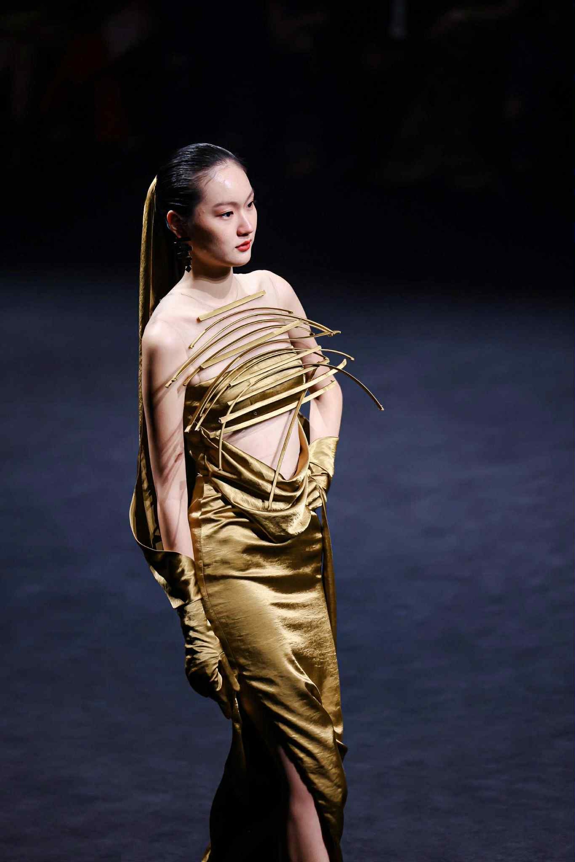 Hoang Thuy menutupi tubuhnya dengan lebih dari 100 daun emas, tampil sebagai vedette di Shanghai - 5 Hoàng Thùy dát hơn 100 lá vàng lên người, diễn vedette ở Thượng Hải - 5