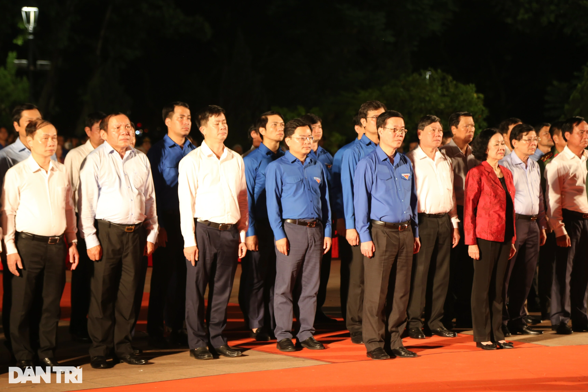 Lung linh hoa đăng và khát vọng hòa bình bên dòng sông Thạch Hãn - 2 Lung linh hoa đăng và khát vọng hòa bình bên dòng sông Thạch Hãn - 2