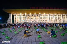 Ảnh tuần: Xuyên đêm xếp hàng tiêm vắc xin, bộ đội dầm mưa bão giúp dân