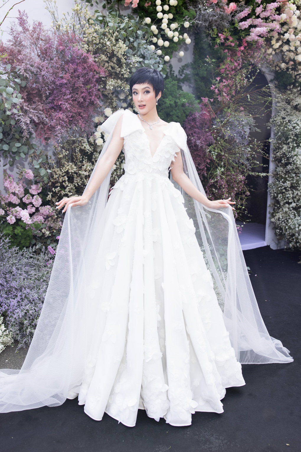 Ngô Thanh Vân rạng rỡ, Angela Phương Trinh đi xe mui trần dự triển lãm - 3 Ngô Thanh Vân rạng rỡ, Angela Phương Trinh đi xe mui trần dự triển lãm - 3