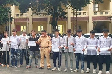 Nhóm học sinh chạy xe máy mang dao phóng lợn thị uy "sức mạnh"