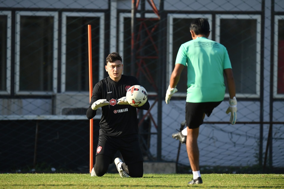 Văn Lâm tích cực tập luyện, quyết giành lại vị trí tại Muangthong United - 11 Văn Lâm tích cực tập luyện, quyết giành lại vị trí tại Muangthong United - 11
