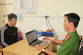 10 kẻ côn đồ vô cớ chém người rồi chụp hình "làm kỷ niệm"