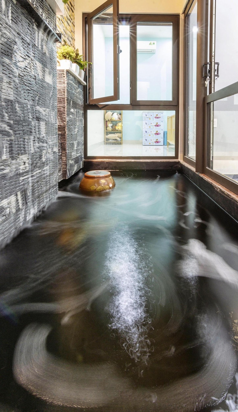 Vợ chồng làm nhà 850 triệu đồng đẹp như resort với giếng trời, bể cá Koi - 5