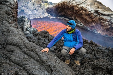 Du khách liều lĩnh trượt tuyết ngay sát dòng dung nham đang phun trào
