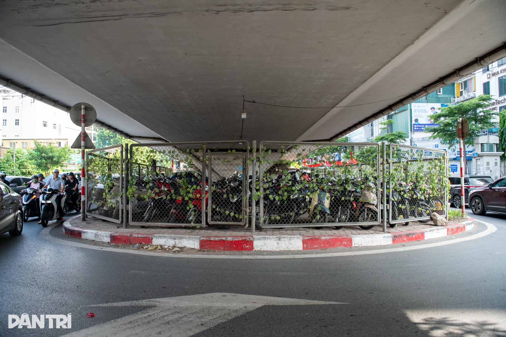 Sau vụ cháy dưới gầm cầu Vĩnh Tuy, nhiều nơi vẫn trông giữ xe gầm cầu - 7 Sau vụ cháy dưới gầm cầu Vĩnh Tuy, nhiều nơi vẫn trông giữ xe gầm cầu - 7