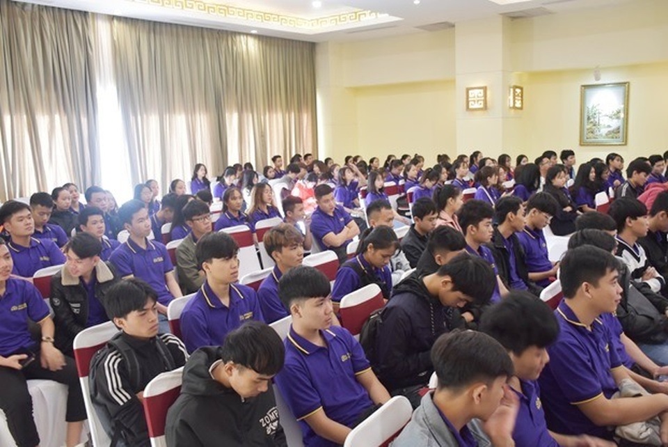 Huế: Trường đại học ký cam kết việc làm cho… gần 200 sinh viên - 1 Huế: Trường đại học ký cam kết việc làm cho… gần 200 sinh viên - 1