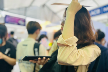 Cô gái thiếu "chung thủy" vì ám ảnh bố chửi sếp, mẹ đánh học trò trút hận