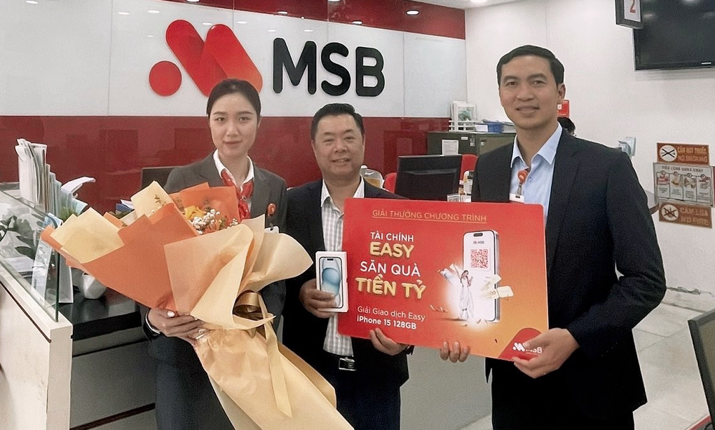 MSB trao 16 iPhone 15 cho khách hàng trúng thưởng - 2 MSB trao 16 iPhone 15 cho khách hàng trúng thưởng - 2