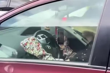 Nữ tài xế vừa lái xe vừa lướt TikTok trên điện thoại