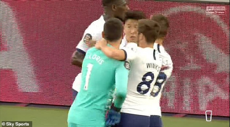 Son Heung Min suýt tẩn nhau với thủ môn Hugo Lloris - 2 Son Heung Min suýt tẩn nhau với thủ môn Hugo Lloris - 2