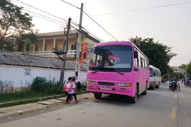 “Xe dù” chở học sinh tung hoành: Phụ huynh thờ ơ, chính quyền “kêu khó”