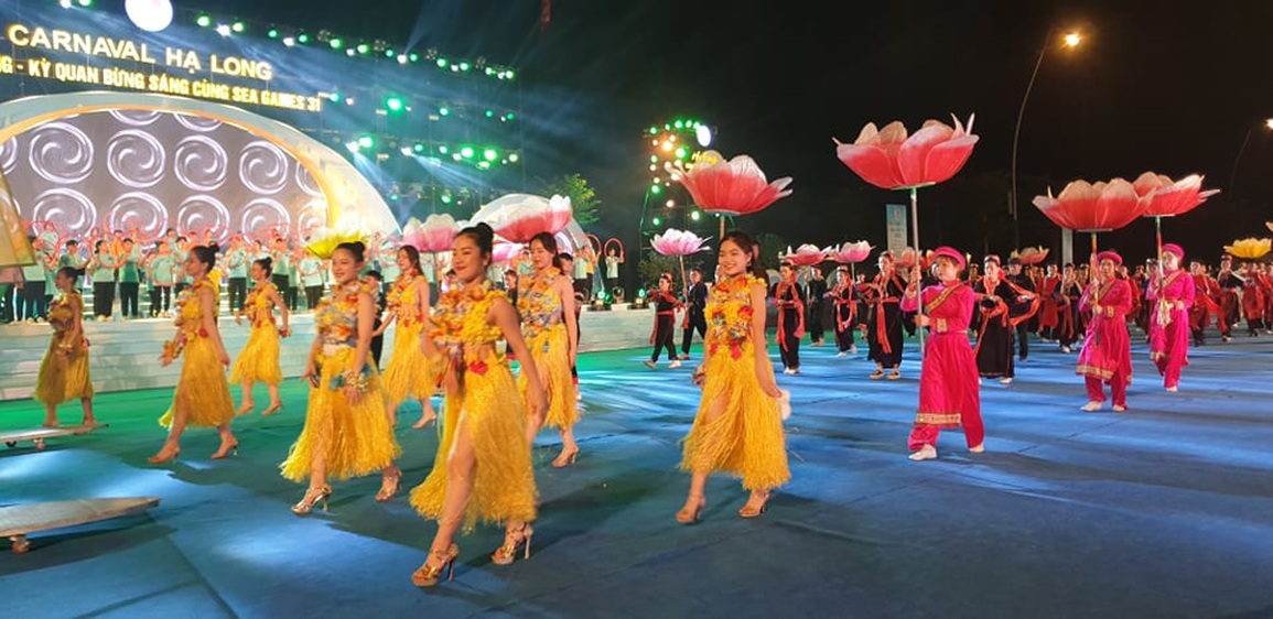 Biển người đổ về Lễ hội Carnaval Hạ Long 2022 - 2 Biển người đổ về Lễ hội Carnaval Hạ Long 2022 - 2