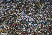 CĐV nước ngoài kinh ngạc trước sự cuồng nhiệt ở "chảo lửa" Thiên Trường