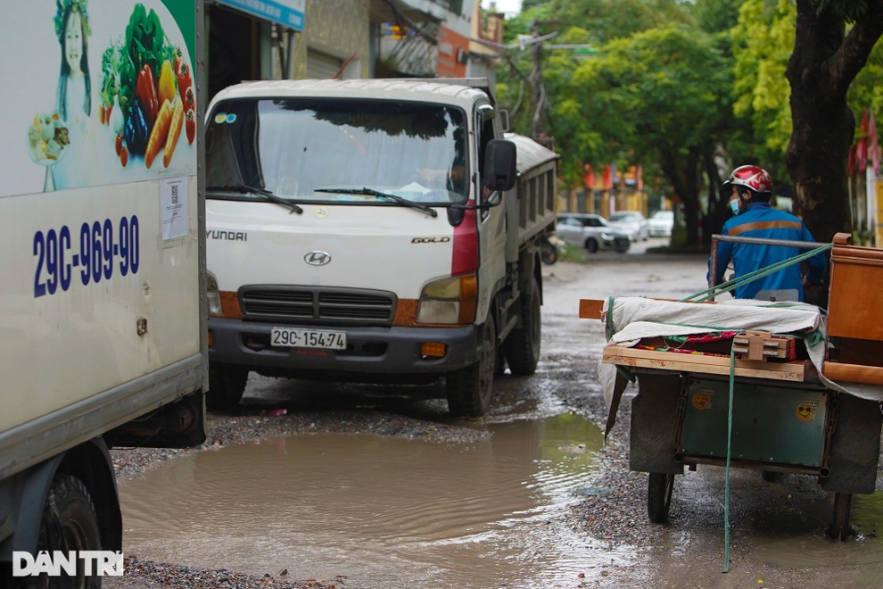 La liệt ổ gà, ổ trâu trên con đường đau khổ ở Hà Nội - 4 La liệt ổ gà, ổ trâu trên con đường đau khổ ở Hà Nội - 4