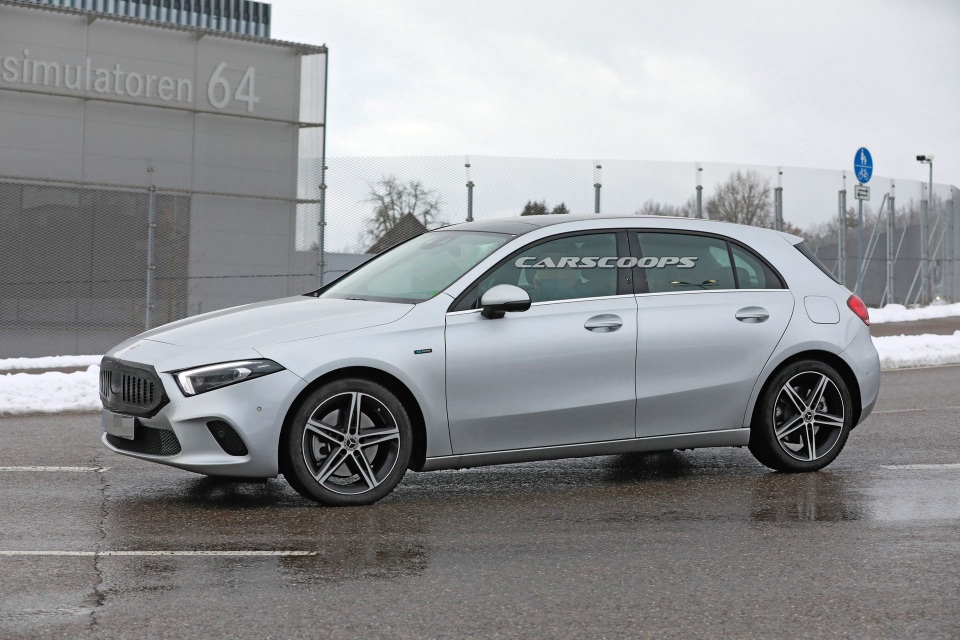 Mercedes A-Class xuất hiện trên đường thử với lưới tản nhiệt khác lạ - 5 Mercedes A-Class xuất hiện trên đường thử với lưới tản nhiệt khác lạ - 5